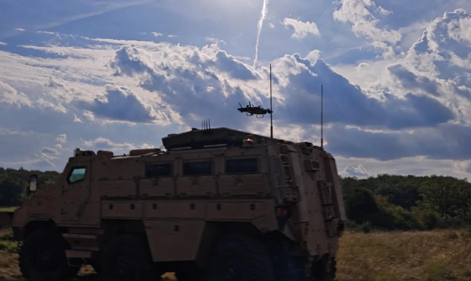 Francia probó un blindado que lanza drones interceptores y utiliza guerra electrónica para neutralizar amenazas aéreas.