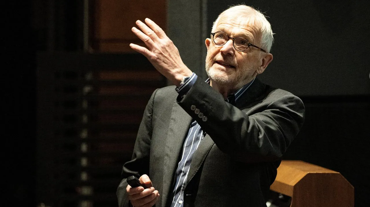 Francis Halzen, ganador del Nobel de Física 2026, colaboró con investigadores argentinos en un trabajo vinculado al observatorio IceCube.