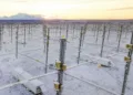 HAARP es una instalación científica de Estados Unidos que utiliza ondas de radio de alta frecuencia para estudiar la ionosfera, una región de la atmósfera que influye en las comunicaciones y la navegación.