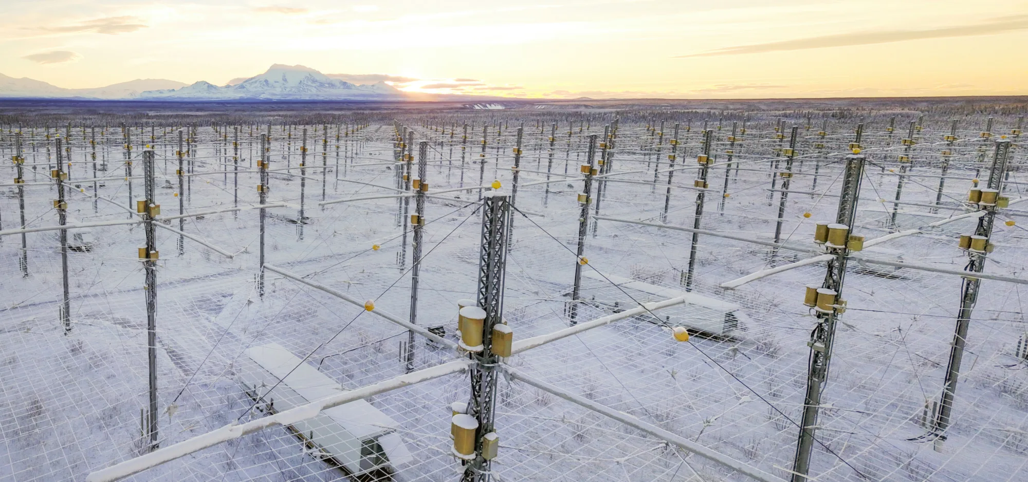 HAARP es una instalación científica de Estados Unidos que utiliza ondas de radio de alta frecuencia para estudiar la ionosfera, una región de la atmósfera que influye en las comunicaciones y la navegación.