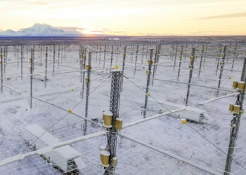 HAARP es una instalación científica de Estados Unidos que utiliza ondas de radio de alta frecuencia para estudiar la ionosfera, una región de la atmósfera que influye en las comunicaciones y la navegación.