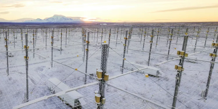 HAARP es una instalación científica de Estados Unidos que utiliza ondas de radio de alta frecuencia para estudiar la ionosfera, una región de la atmósfera que influye en las comunicaciones y la navegación.