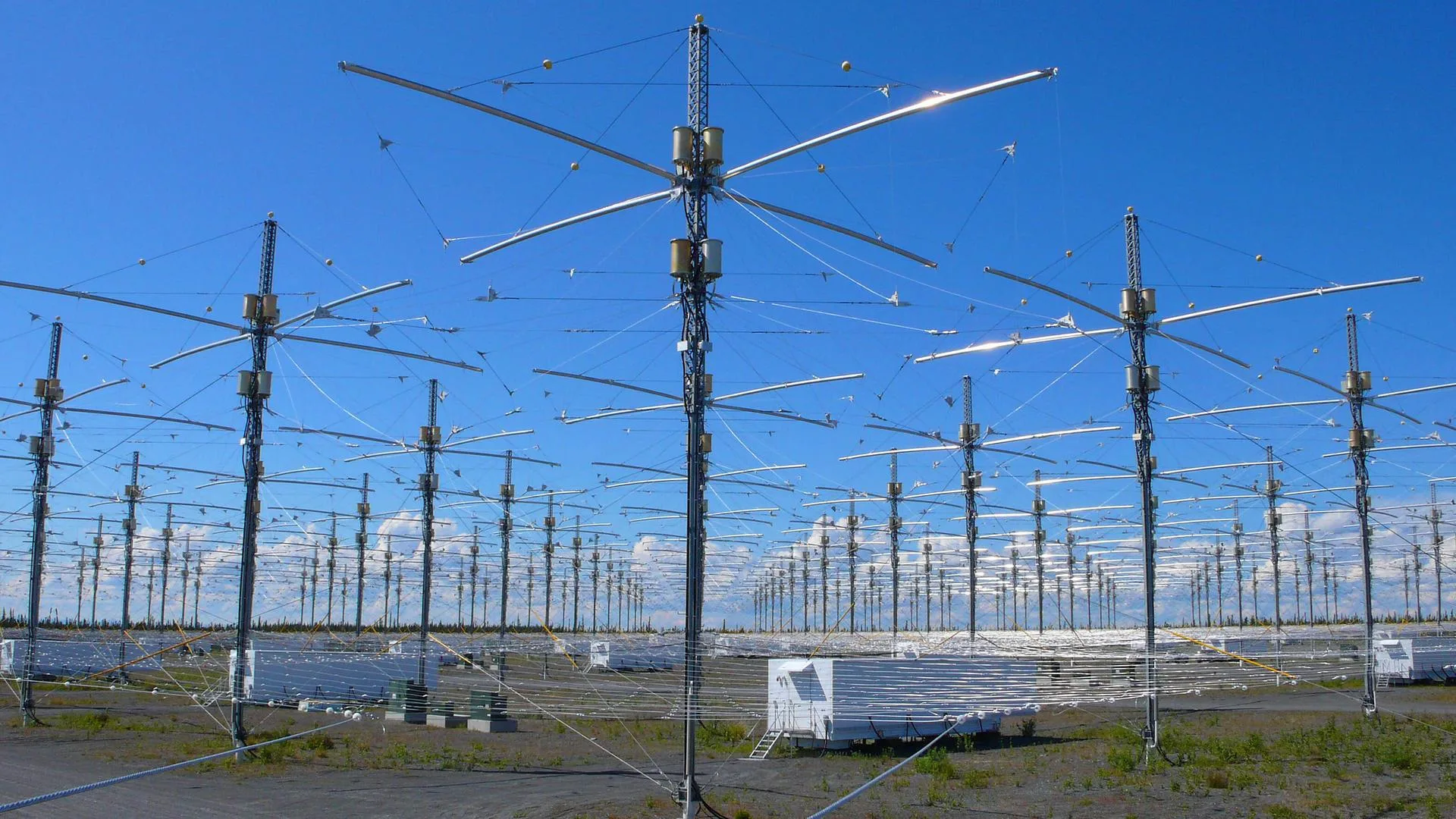 El arreglo de HAARP reúne 180 antenas que trabajan de forma coordinada para transmitir ondas de radio hacia la ionosfera.