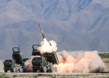 El sistema HIMARS puede lanzar cohetes de precisión GMLRS, cuyos motores sólidos producirá la nueva planta de L3Harris en Camden, Arkansas.