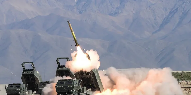 El sistema HIMARS puede lanzar cohetes de precisión GMLRS, cuyos motores sólidos producirá la nueva planta de L3Harris en Camden, Arkansas.