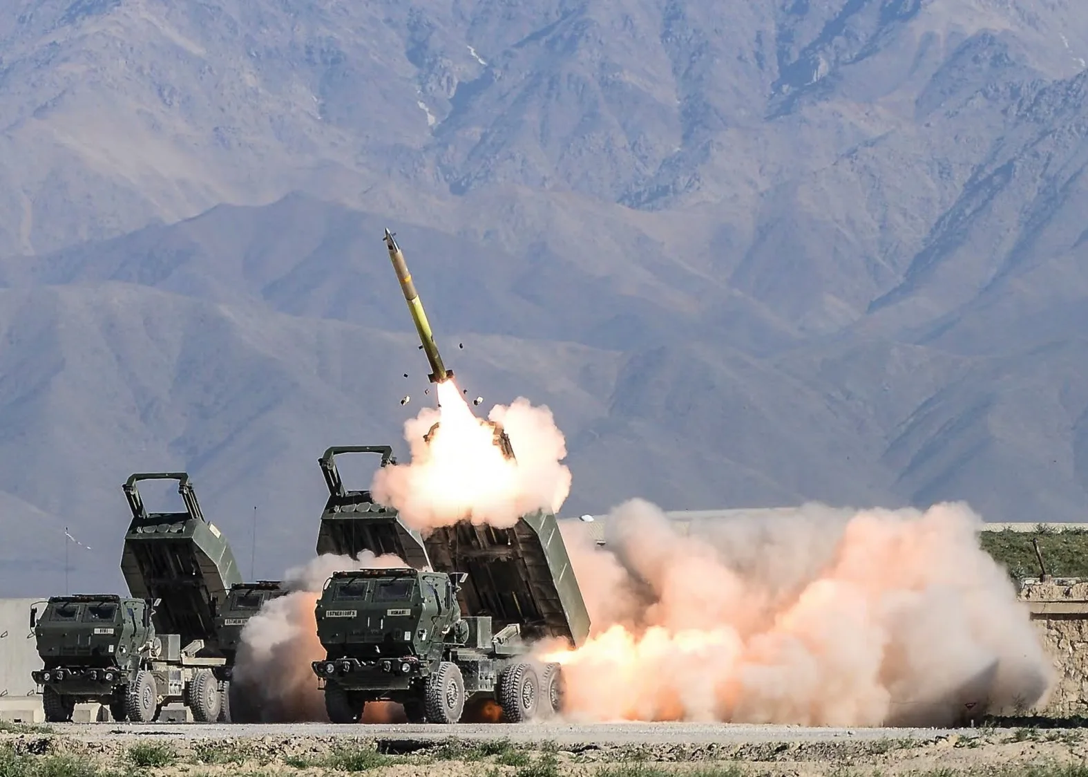 El sistema HIMARS puede lanzar cohetes de precisión GMLRS, cuyos motores sólidos producirá la nueva planta de L3Harris en Camden, Arkansas.