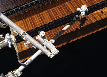 Los astronautas Anil Menon y Joshua Kutryk completaron una caminata espacial de más de siete horas para instalar el séptimo de ocho paneles solares adicionales de la Estación Espacial Internacional (ISS).