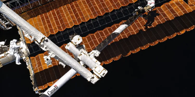 Los astronautas Anil Menon y Joshua Kutryk completaron una caminata espacial de más de siete horas para instalar el séptimo de ocho paneles solares adicionales de la Estación Espacial Internacional (ISS).