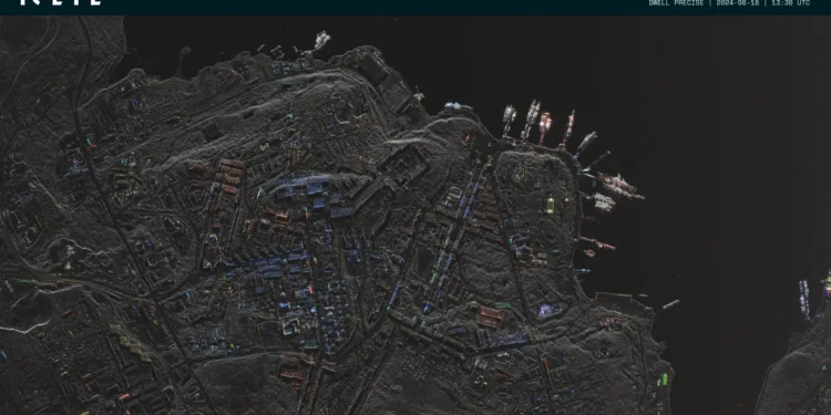 Imagen de radar de una base naval obtenida por ICEYE, utilizada como ejemplo de sus capacidades de observación. Crédito: ICEYE.