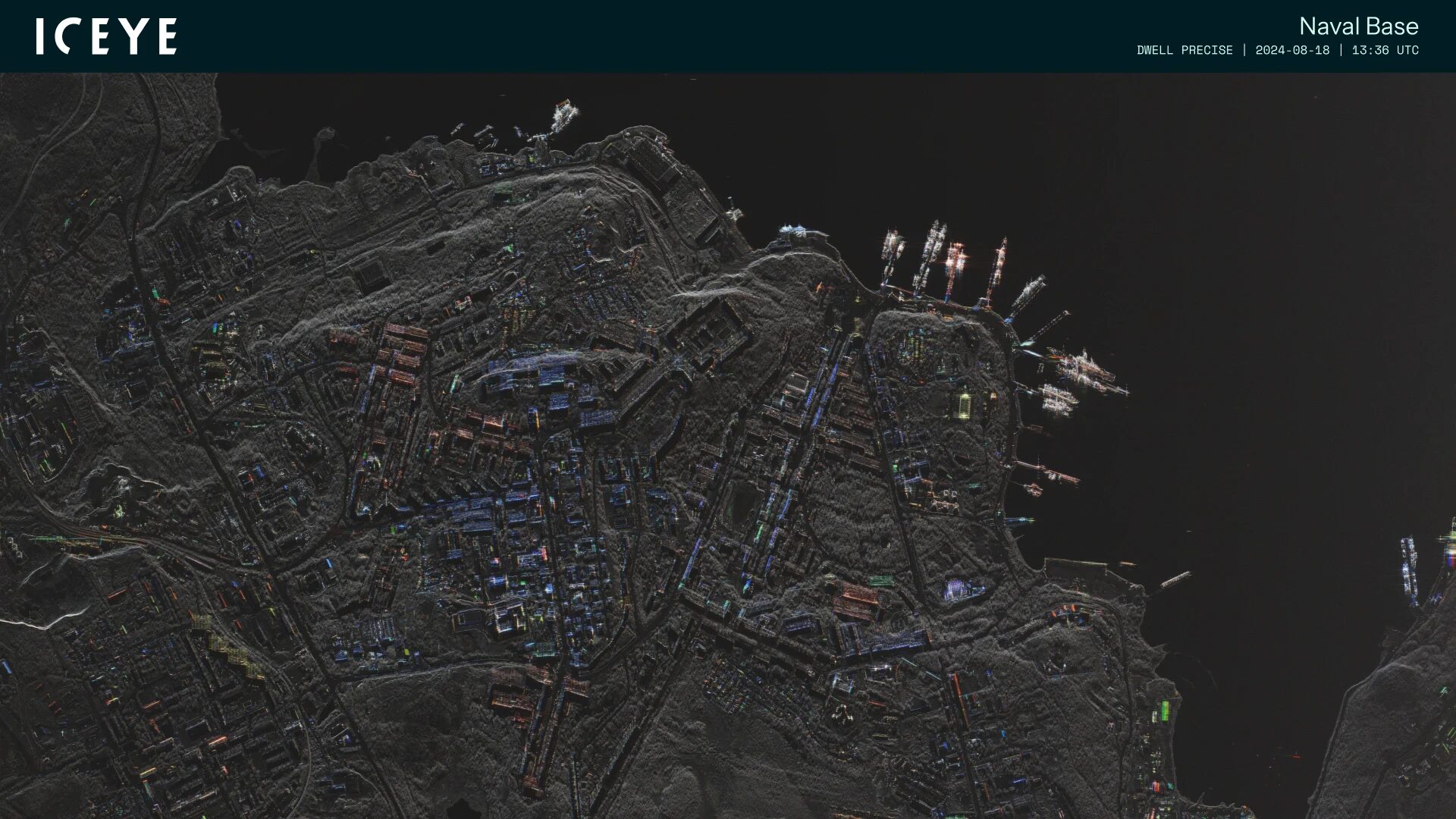 Imagen de radar de una base naval obtenida por ICEYE, utilizada como ejemplo de sus capacidades de observación. Crédito: ICEYE.