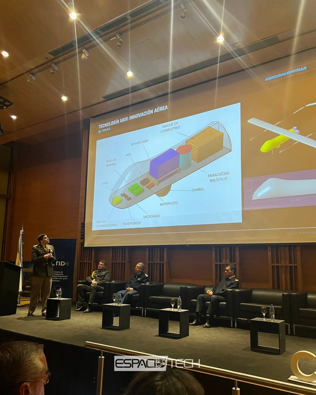 En la octava Jornada de Ciencia, Tecnología e Innovación para la Defensa (CTID+I), el capitán Juan Manuel Terán, de la Dirección General de Investigación y Desarrollo del Ejército Argentino, explicó cómo se diseña un dron de ala fija a partir de los requisitos de una misión.