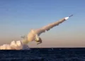 Corea del Norte prueba uno de los dos tipos de misiles de crucero estratégicos lanzados desde submarinos en el Mar del Este el 14 de octubre de 2026. Crédito: KCNA.