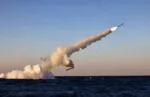 Corea del Norte prueba uno de los dos tipos de misiles de crucero estratégicos lanzados desde submarinos en el Mar del Este el 14 de octubre de 2026. Crédito: KCNA.