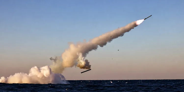 Corea del Norte prueba uno de los dos tipos de misiles de crucero estratégicos lanzados desde submarinos en el Mar del Este el 14 de octubre de 2026. Crédito: KCNA.