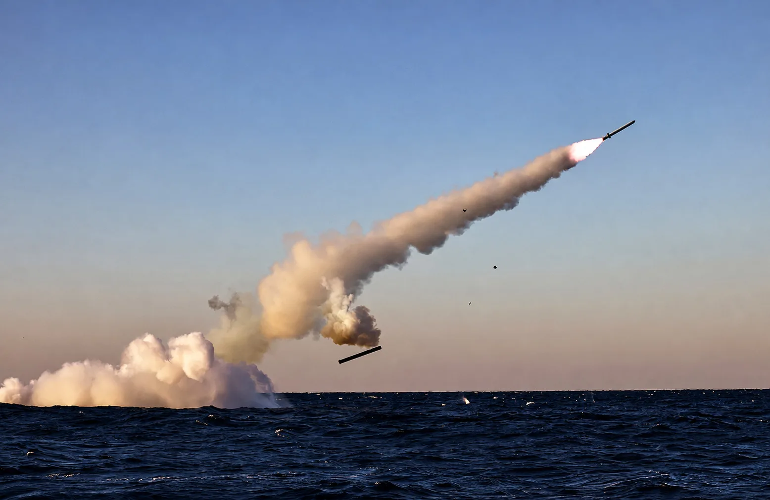 Corea del Norte prueba uno de los dos tipos de misiles de crucero estratégicos lanzados desde submarinos en el Mar del Este el 14 de octubre de 2026. Crédito: KCNA.