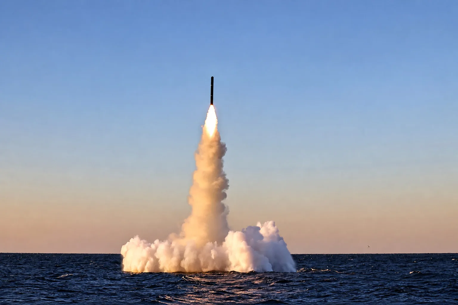 Corea del Norte prueba uno de los dos tipos de misiles de crucero estratégicos lanzados desde submarinos en el Mar del Este el 14 de octubre de 2026. Crédito: KCNA.