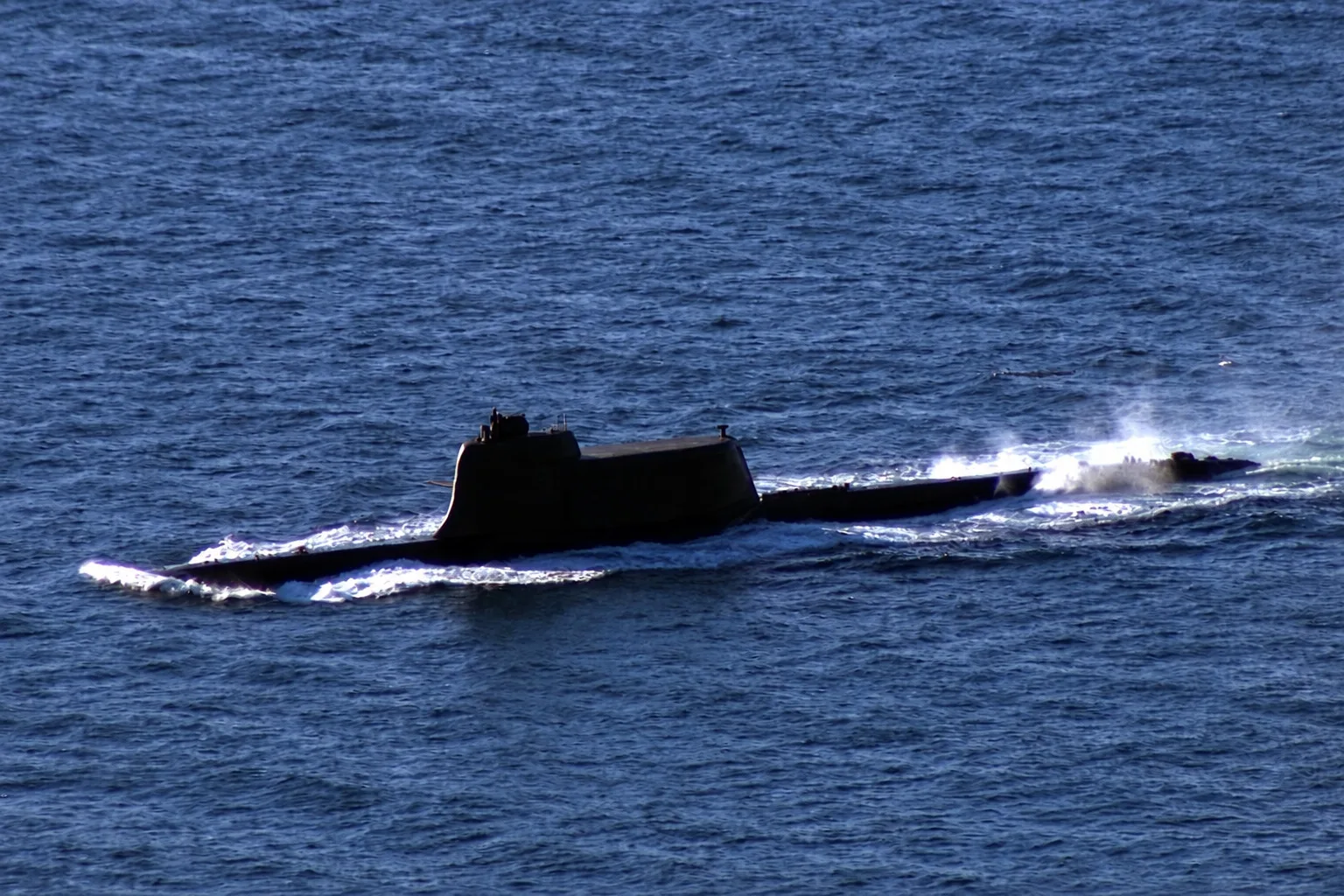 Un submarino norcoreano navega en el Mar del Este el 14 de octubre de 2026, mientras Corea del Norte prueba dos tipos de misiles de crucero estratégicos lanzados desde submarinos. Crédito: KCNA.