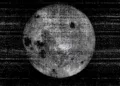 La primera imagen de la cara oculta de la Luna demostró que este lado era muy diferente del lado visible, especialmente por la menor cantidad de mares lunares, que se observan en la imagen como las zonas más oscuras.