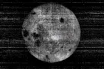 La primera imagen de la cara oculta de la Luna demostró que este lado era muy diferente del lado visible, especialmente por la menor cantidad de mares lunares, que se observan en la imagen como las zonas más oscuras.