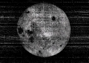 La primera imagen de la cara oculta de la Luna demostró que este lado era muy diferente del lado visible, especialmente por la menor cantidad de mares lunares, que se observan en la imagen como las zonas más oscuras.