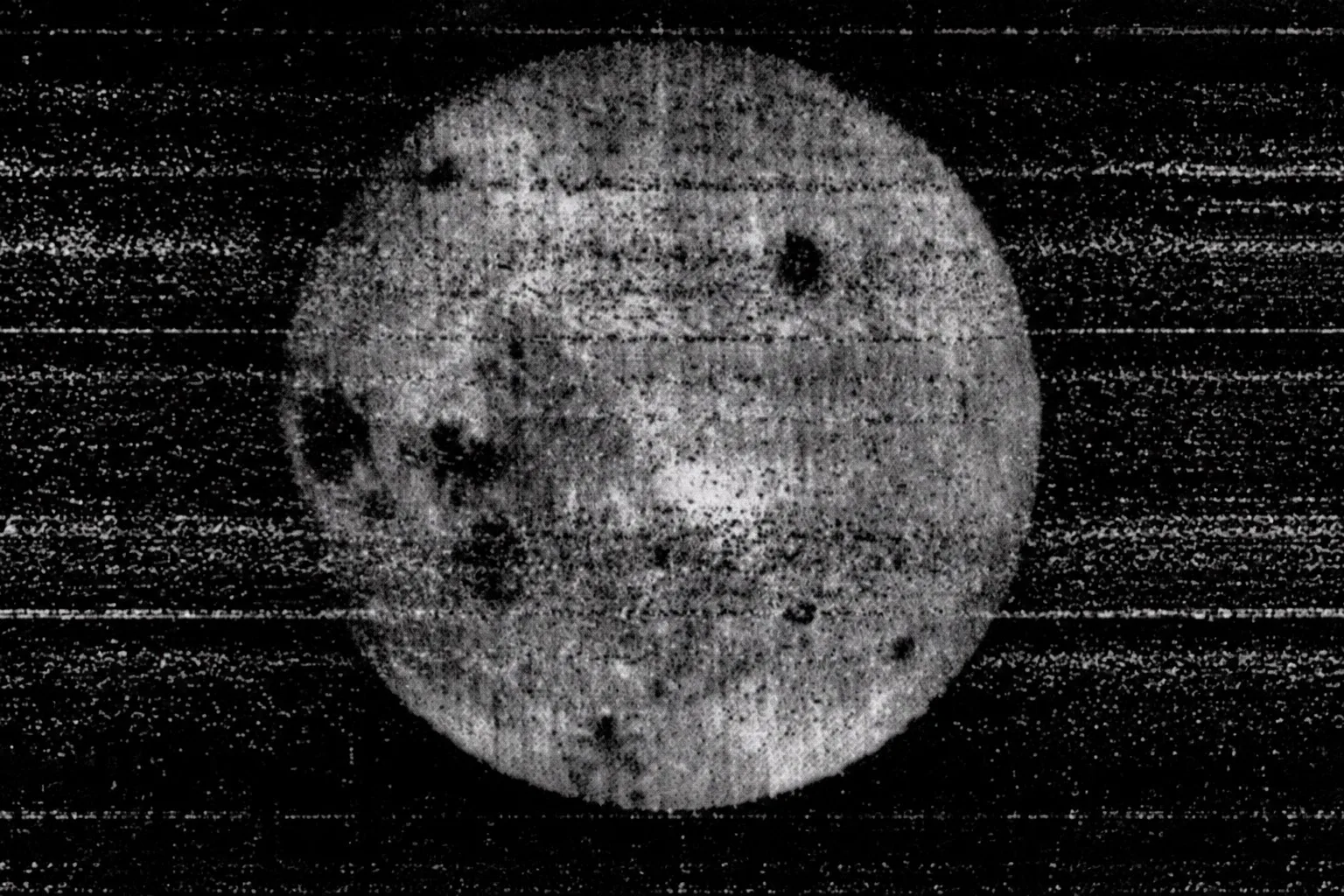 La primera imagen de la cara oculta de la Luna demostró que este lado era muy diferente del lado visible, especialmente por la menor cantidad de mares lunares, que se observan en la imagen como las zonas más oscuras.