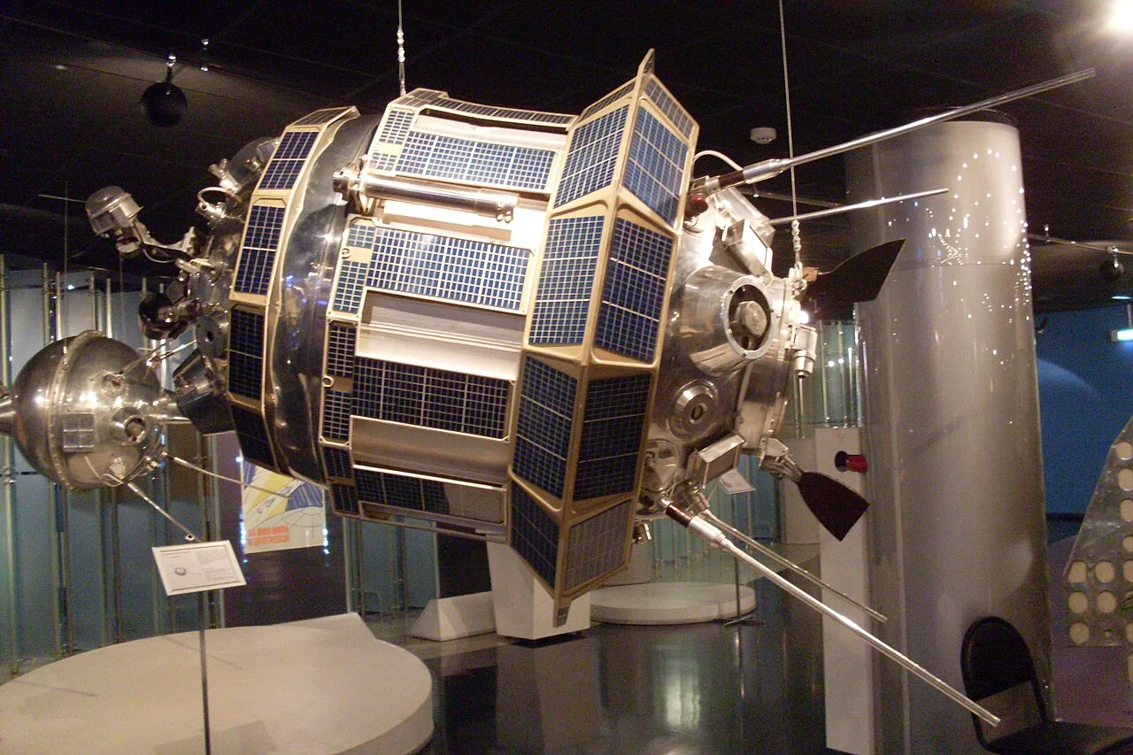 Luna 3 fue una sonda de aluminio y forma cilíndrica con tapas hemisféricas, que medía 130 cm de longitud y 95 cm de diámetro, con una masa de 278,5 kg.