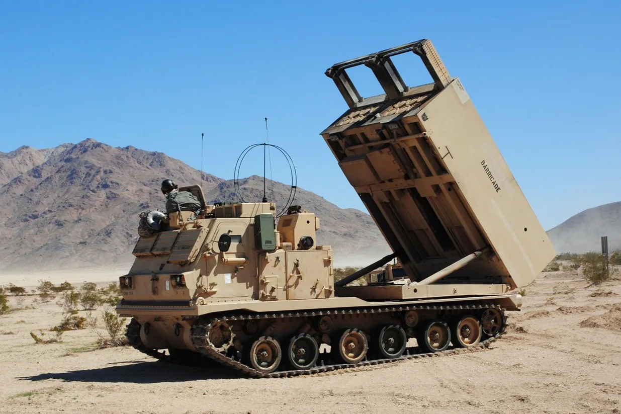 El M270 MLRS es uno de los lanzadores terrestres que utilizan los cohetes guiados GMLRS, cuyos motores sólidos fabricará la nueva planta de L3Harris en Arkansas.