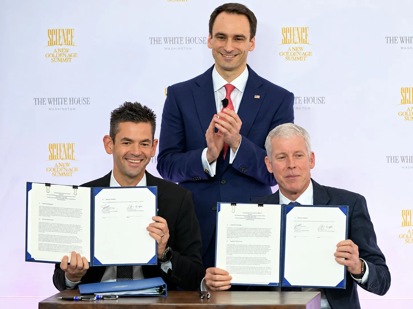 El administrador de la NASA, Jared Isaacman, y el secretario de Energía de Estados Unidos, Chris Wright, sostienen el Memorando de Entendimiento firmado, "Acelerando el liderazgo estadounidense en energía y propulsión nuclear espacial". En la imagen también está presente el director de la Oficina de Política Científica y Tecnológica de la Casa Blanca (OSTP), Michael Kratsios. Crédito: NASA/ Bill Ingalls.