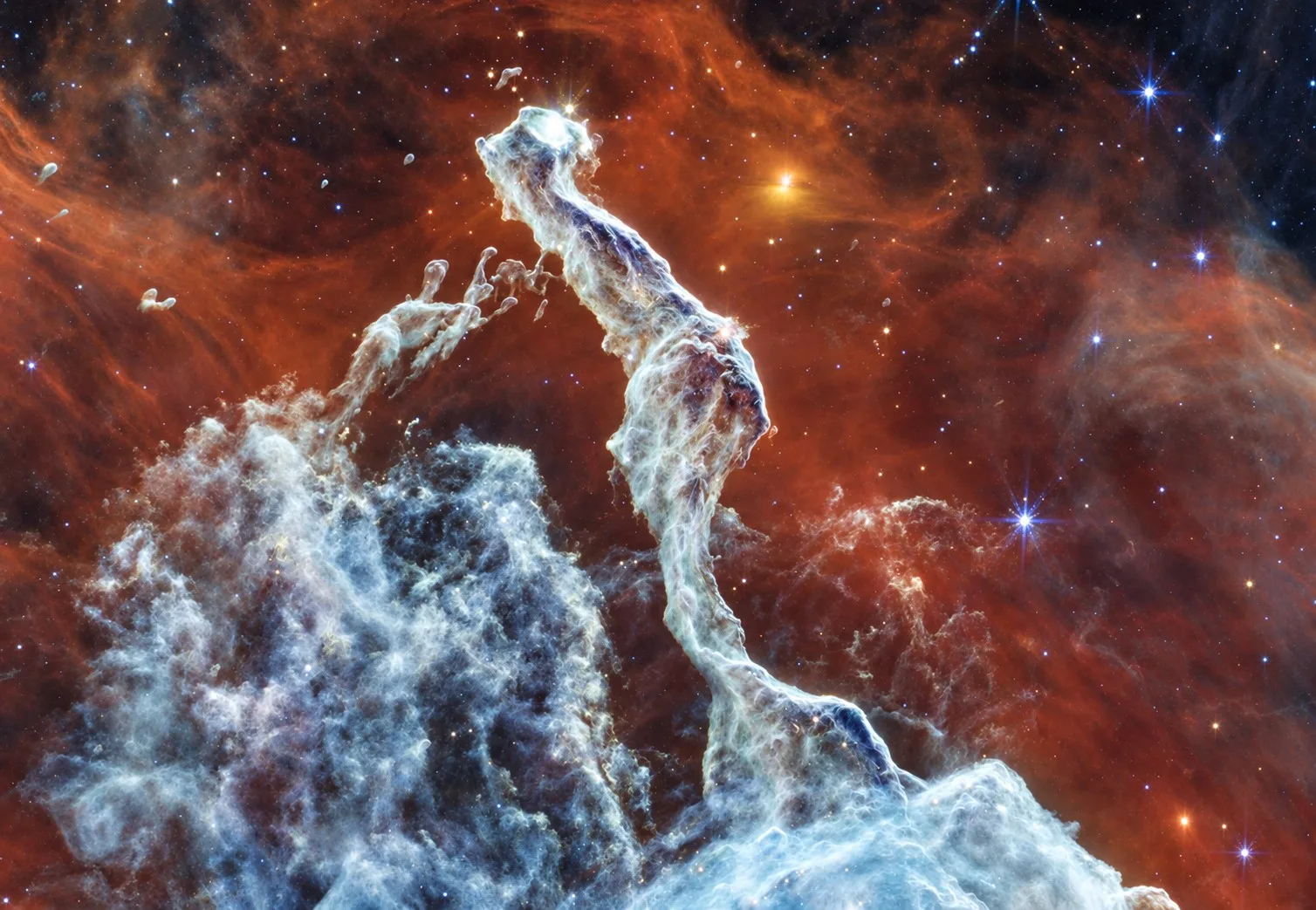 La imagen en el infrarrojo medio del telescopio espacial James Webb de la NASA revela estructuras complejas dentro de la nebulosa Cabeza de Gato, trazadas por la emisión de polvo caliente y moléculas a base de carbono excitadas por la luz estelar. Crédito: NASA, ESA, CSA, STScI.