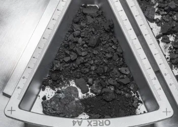 Uno de los contenedores que almacenan rocas y polvo que la misión OSIRIS-REx recuperó del asteroide Bennu. Crédito: NASA/ Erika Blumenfeld y Joseph Aebersold.