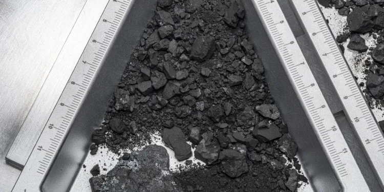 Uno de los contenedores que almacenan rocas y polvo que la misión OSIRIS-REx recuperó del asteroide Bennu. Crédito: NASA/ Erika Blumenfeld y Joseph Aebersold.