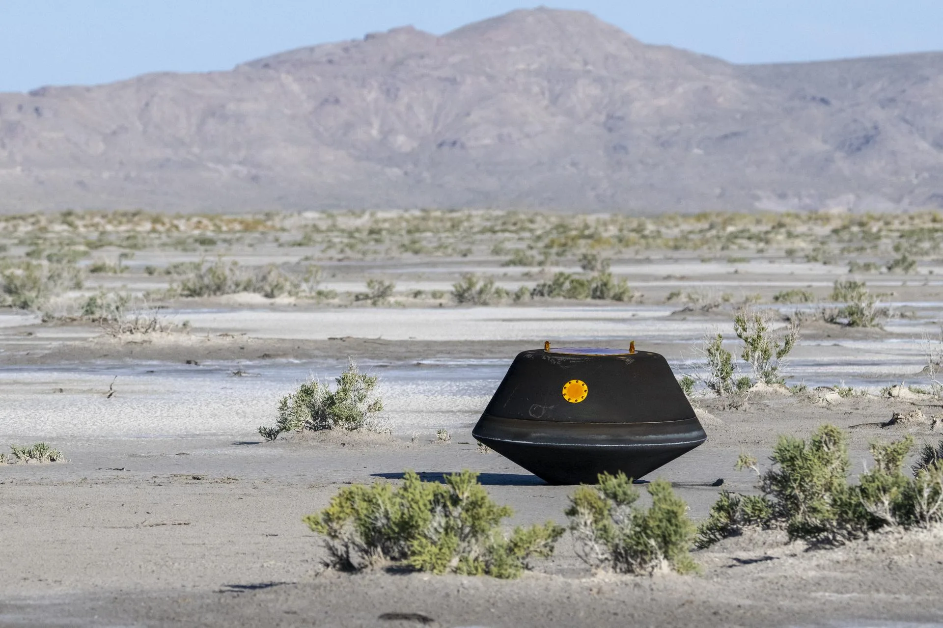 La cápsula de retorno de muestras de la misión OSIRIS-REx de la NASA aterrizó en el desierto, el domingo 24 de septiembre de 2023, en el Campo de Pruebas y Entrenamiento de Utah del Departamento de Defensa. Crédito de la foto: NASA/ Keegan Barber.