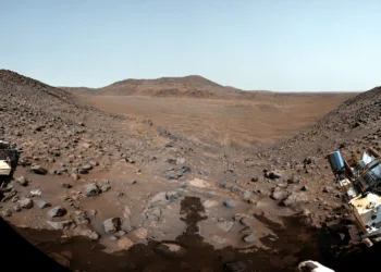 El rover Perseverance de la NASA identificó por primera vez sobre la superficie marciana partículas de apenas 100 nanómetros, unas 700 veces más pequeñas que el grosor de un cabello humano, que podrían llegar a la sangre de futuros astronautas y poner en riesgo su salud. Crédito: NASA.