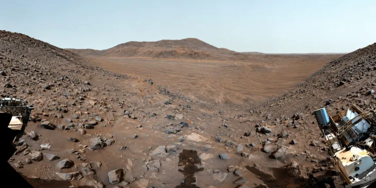 El rover Perseverance de la NASA identificó por primera vez sobre la superficie marciana partículas de apenas 100 nanómetros, unas 700 veces más pequeñas que el grosor de un cabello humano, que podrían llegar a la sangre de futuros astronautas y poner en riesgo su salud. Crédito: NASA.