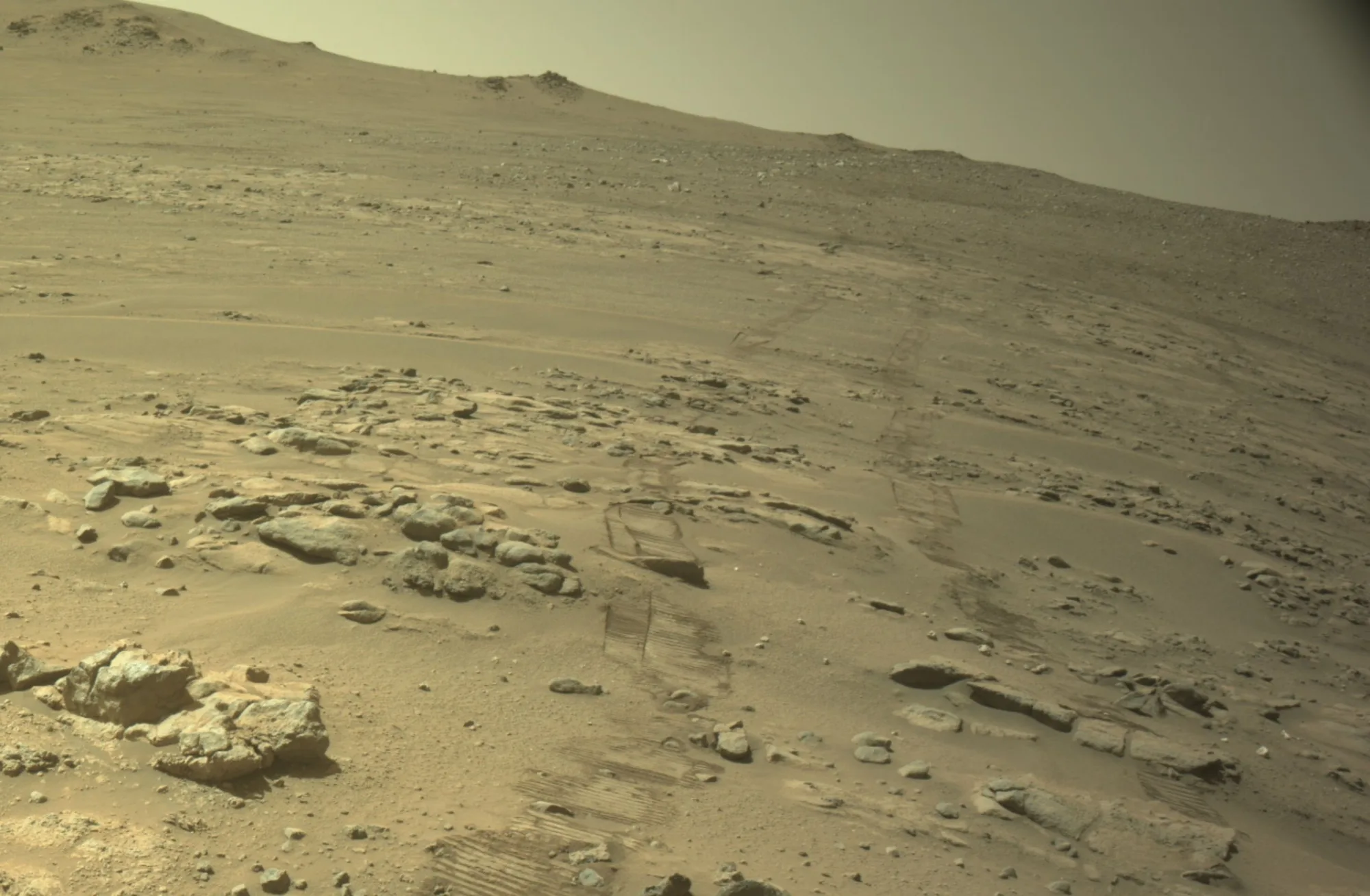 Una de las cámaras de navegación de Perseverance capturó esta imagen el 11 de octubre de 2026, el día marciano en el que un recorrido 91,31 metros hizo que el rover superara el récord de 45,16 kilómetros de Opportunity en Marte. Crédito: NASA/ JPL-Caltech.