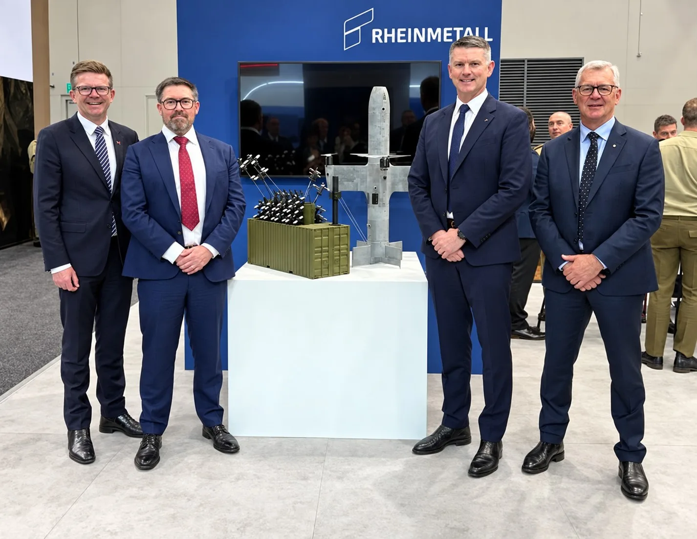 Chris Picton, miembro del Parlamento y Ministro de Defensa e Industrias Espaciales de Australia Meridional; Brett Hill, director ejecutivo de Praetorian Aeronautics; Nathan Poyner, director general de Rheinmetall Defence Australia; y el Teniente General retirado Rick Burr, presidente del Consejo Asesor de Defensa de Australia Meridional.