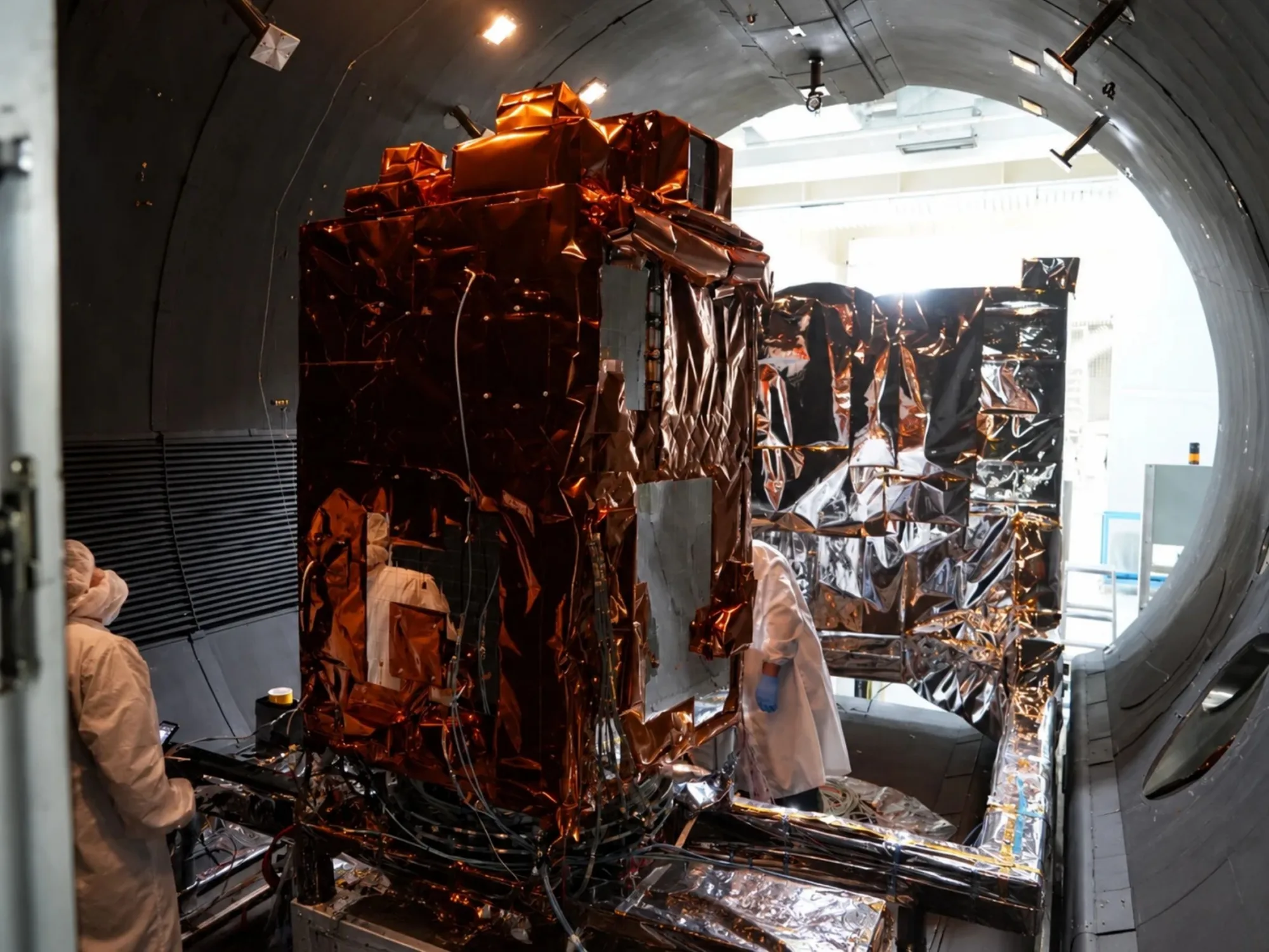 La cámara de termovacío reproduce el vacío del espacio y somete al satélite a ciclos de frío y calor para comprobar que funcione correctamente en las condiciones que encontrará en órbita. Crédito: CONAE.