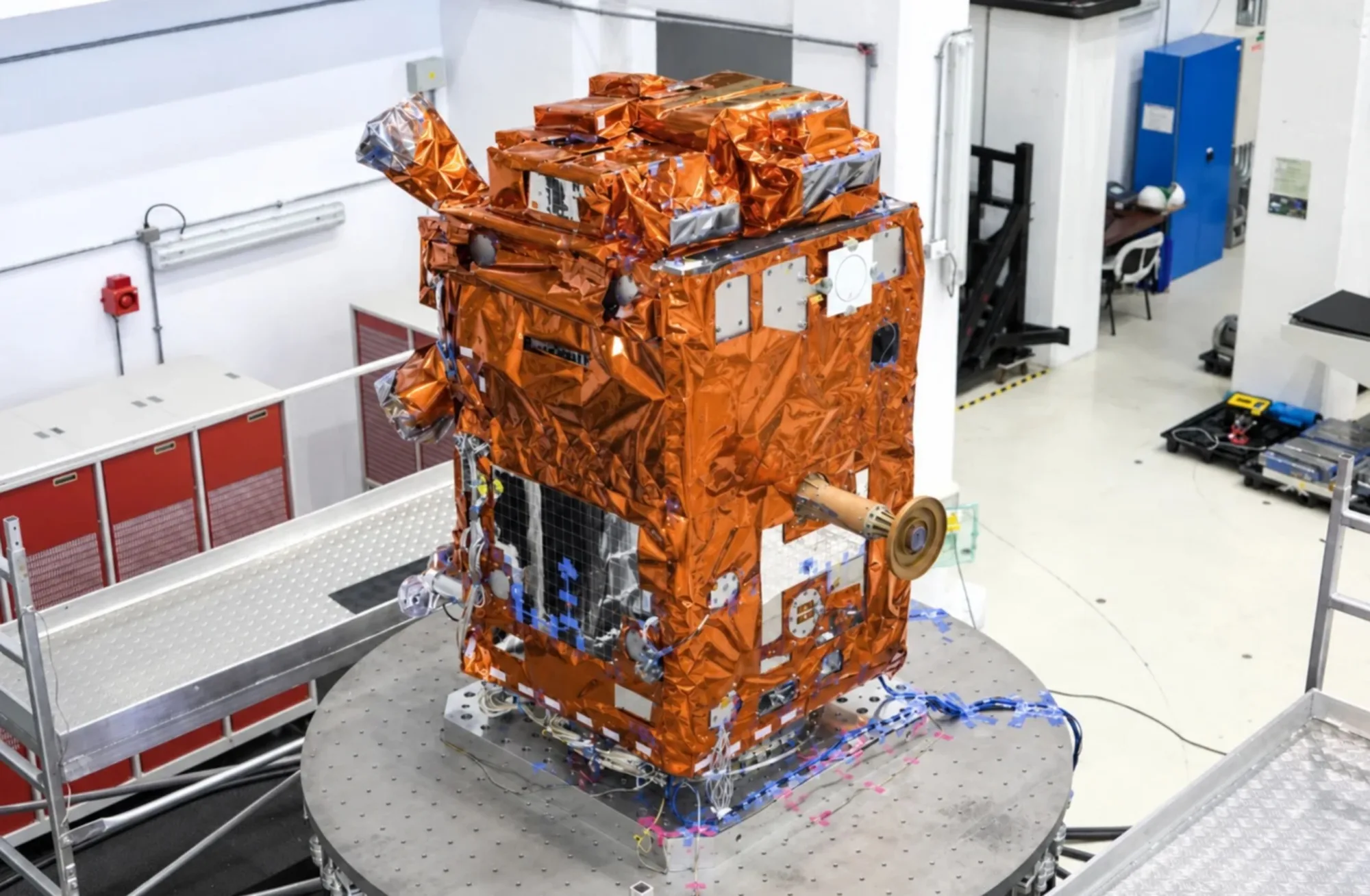 El satélite argentino SABIA-Mar está llegandando a la recta final de su desarrollo mientras atraviesa una serie de ensayaos ambientales que lo preparan para la puesta en órbita. Crédito: CONAE.