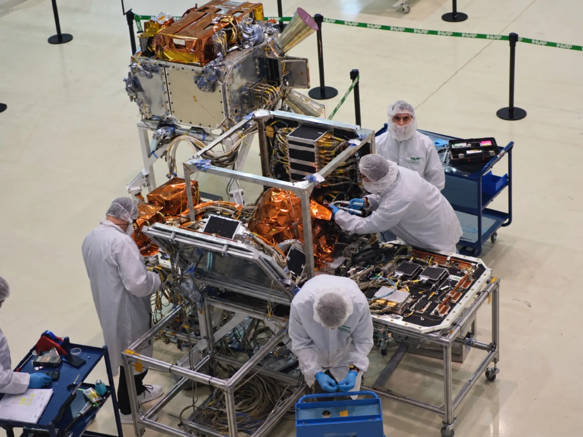 El satélite SABIA-Mar está compuesto por dos módulos, el de Servicio y el de Carga Útil. Ambos se unieron para completar la integración estructural. Crédito: CONAE.