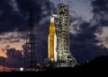 La NASA completó el ensamblaje de dos propulsores de 54 metros para Artemis III, la misión previa al regreso a la Luna.