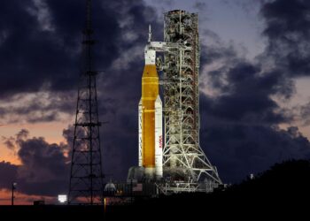 La NASA completó el ensamblaje de dos propulsores de 54 metros para Artemis III, la misión previa al regreso a la Luna.