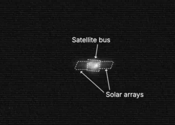 El satélite Merlin.01 en órbita el 4 de octubre de 2026, fotografiado por NewSat-47 para HEO. Los recuadros blancos marcan su plataforma y los paneles solares desplegados. Crédito: HEO.