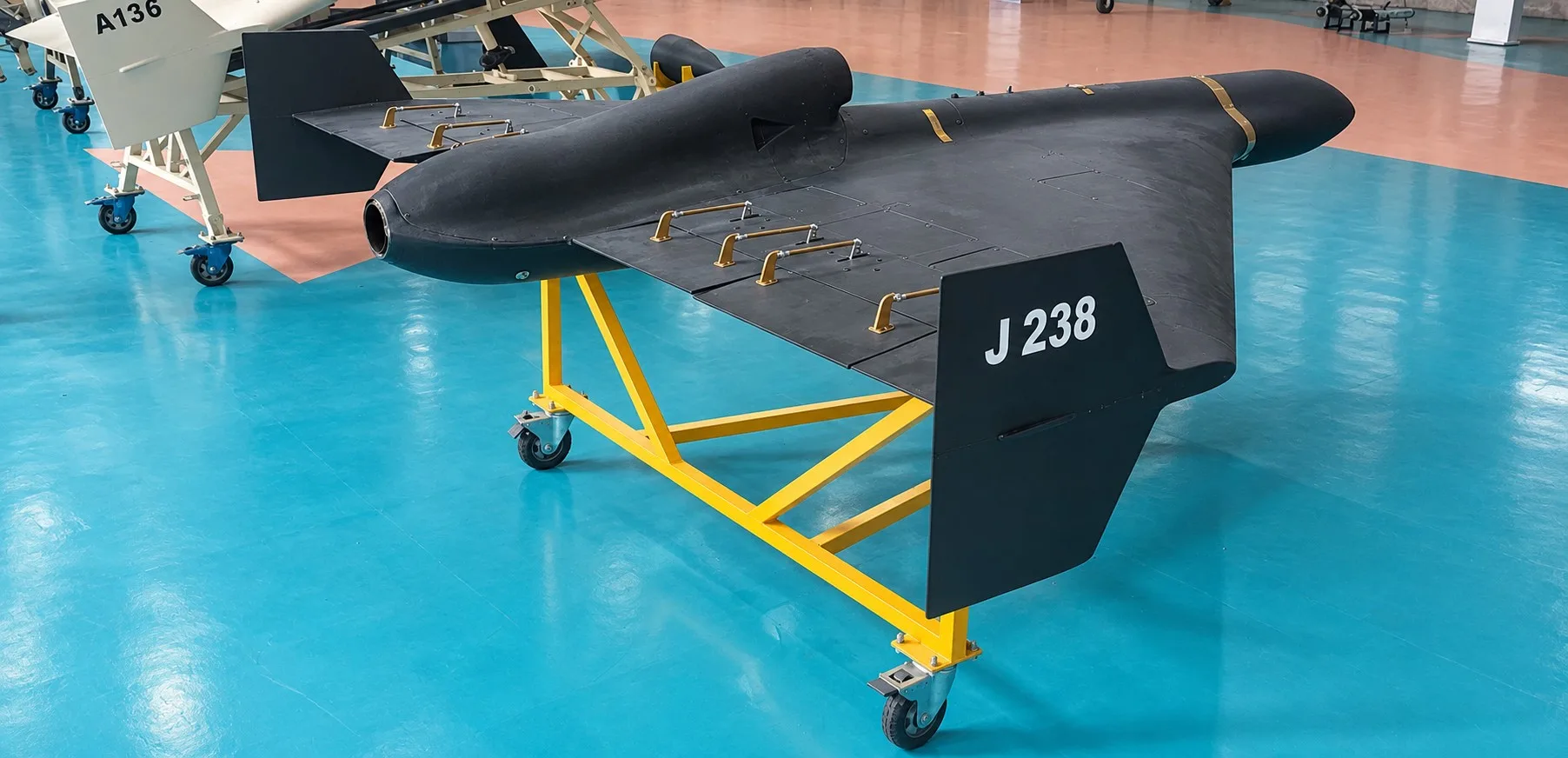Un Shahed-238, versión propulsada por reacción de la familia de drones de ataque iraníes Shahed, exhibido en una muestra.