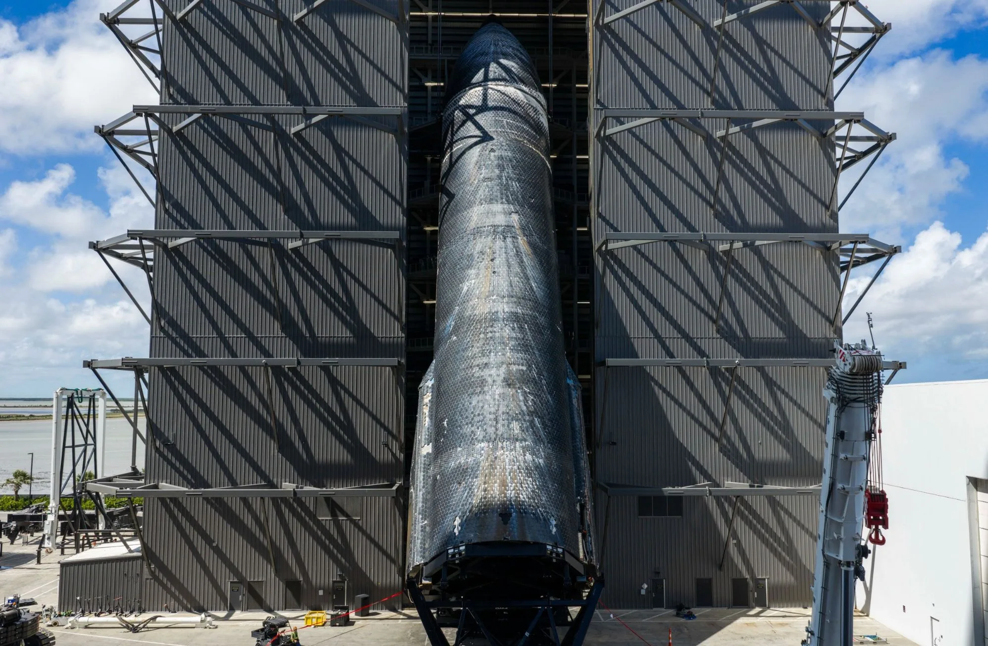 El primer Starship en regresar a su sitio de lanzamiento, el viaje del Ship 40 lo llevó a través del aire, el espacio y el mar. Crédito: SpaceX