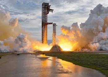 SpaceX encendió los 33 motores de Super Heavy en una prueba del propulsor que utilizará en el próximo vuelo de Starship.