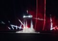 Tesla presentó una nueva versión de su deportivo eléctrico Roadster, equipado con propulsores desarrollados junto con SpaceX que le permiten "volar": elevarse del suelo y realizar maniobras aéreas.