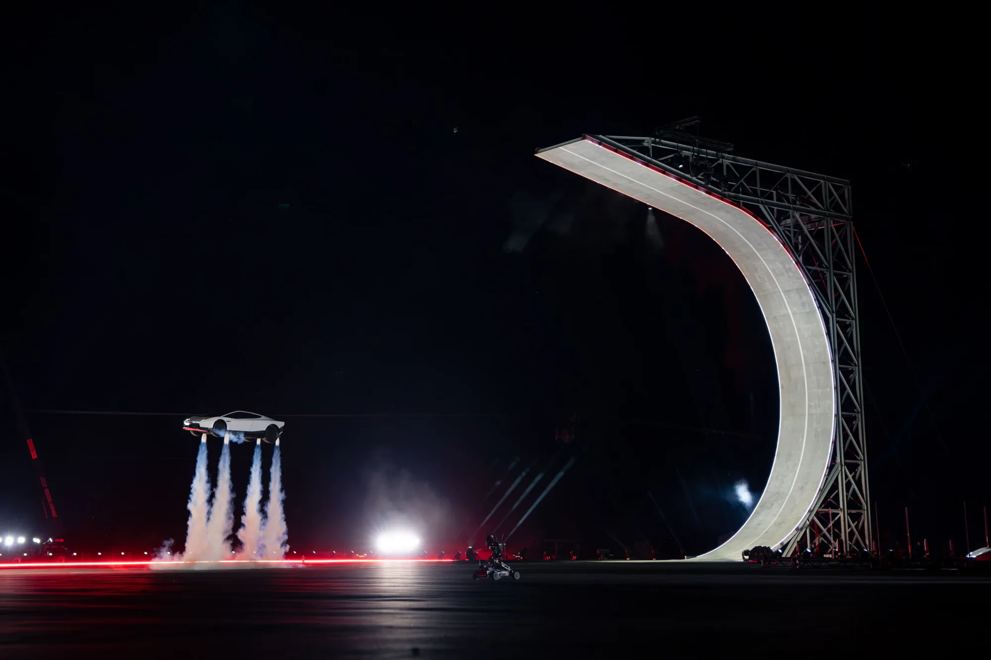 Tesla presentó una nueva versión de su deportivo eléctrico Roadster, equipado con propulsores desarrollados junto con SpaceX que le permiten "volar": elevarse del suelo y realizar maniobras aéreas.