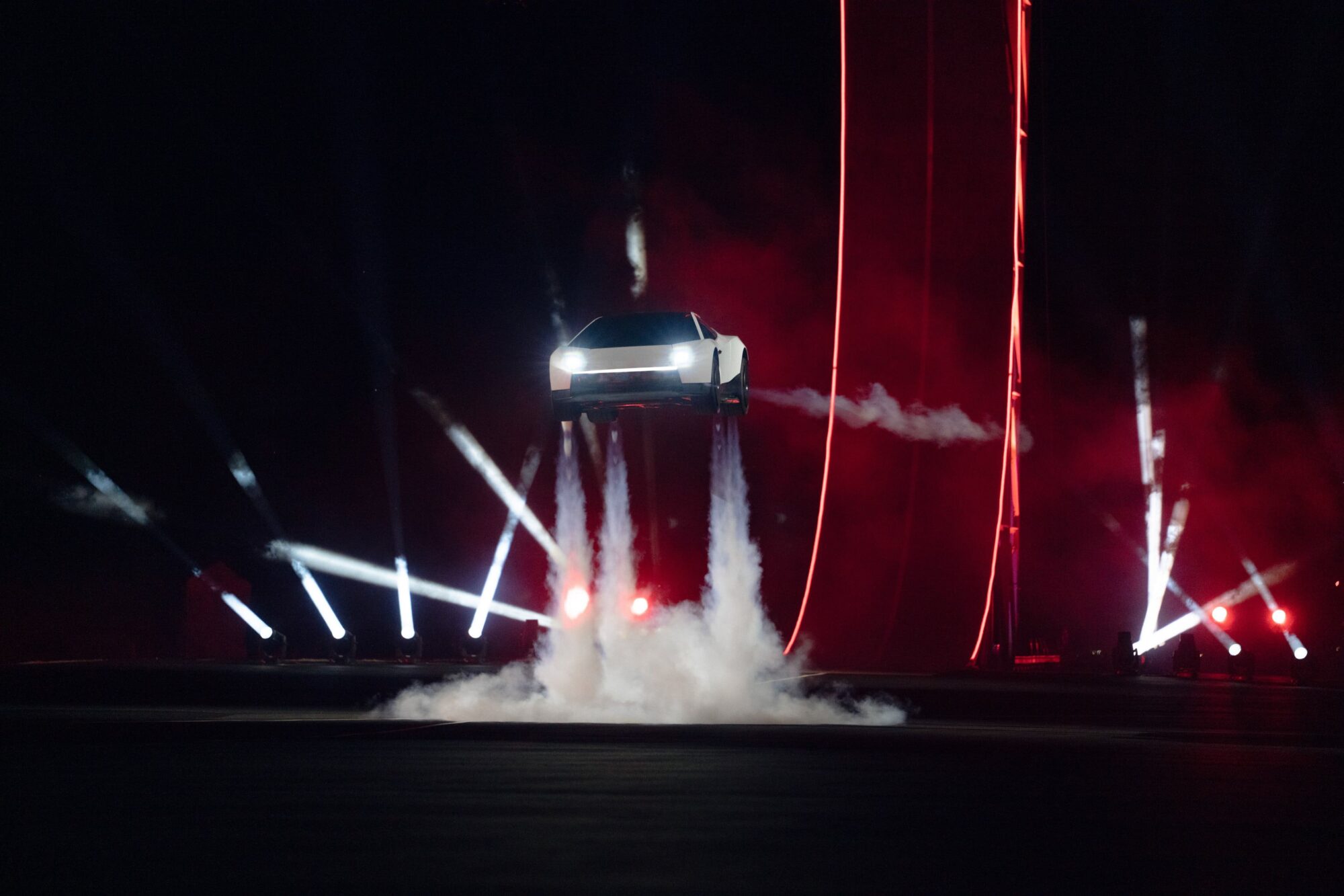 Tesla presentó una nueva versión de su deportivo eléctrico Roadster, equipado con propulsores desarrollados junto con SpaceX que le permiten "volar": elevarse del suelo y realizar maniobras aéreas.
