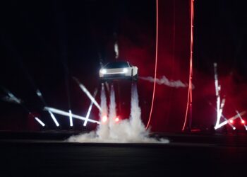 Tesla presentó una nueva versión de su deportivo eléctrico Roadster, equipado con propulsores desarrollados junto con SpaceX que le permiten "volar": elevarse del suelo y realizar maniobras aéreas.