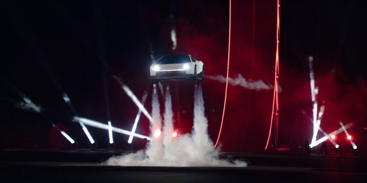 Tesla presentó una nueva versión de su deportivo eléctrico Roadster, equipado con propulsores desarrollados junto con SpaceX que le permiten "volar": elevarse del suelo y realizar maniobras aéreas.